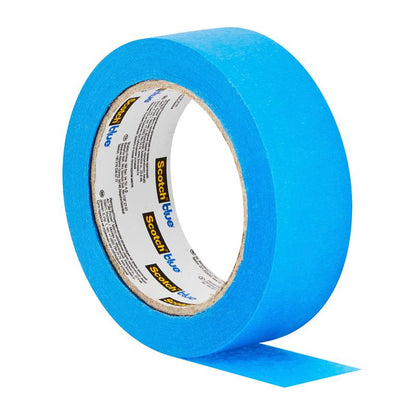 En rulle ScotchBlue™ malertape "Multi-Surface" fra 3M Deutschland GmbH med et udrullet stykke er afbildet oprejst. Det indre etiket viser et sort-gult "ScotchBlue"-logo på hvid baggrund.