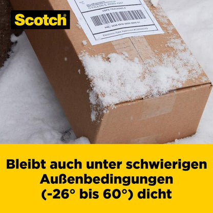 En sneklædt kassepakke udenfor viser en forsendelsesetiket. Teksten på tysk lyder: "Scotch® Box Lock™ emballagetape 48 mm x 20,3 m fra 3M Deutschland GmbH forbliver pålideligt tæt ved -26° til 60°.