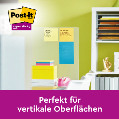 En glasadskiller på et kontor vises med Post-it® Super Sticky Notes i stort format, linjeret, 101 mm x 152 mm, 75 ark/blok, 3 blokke/pakke fra 3M Deutschland GmbH - perfekt til vertikale overflader.