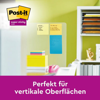 En klar tavle viser farverige Post-it® Super Sticky Meeting Notes (203 mm x 153 mm, 45 ark/blok, 6 blokke/pakke) fra 3M Deutschland GmbH på kontoret. Tekst: "Perfekt til lodrette overflader.