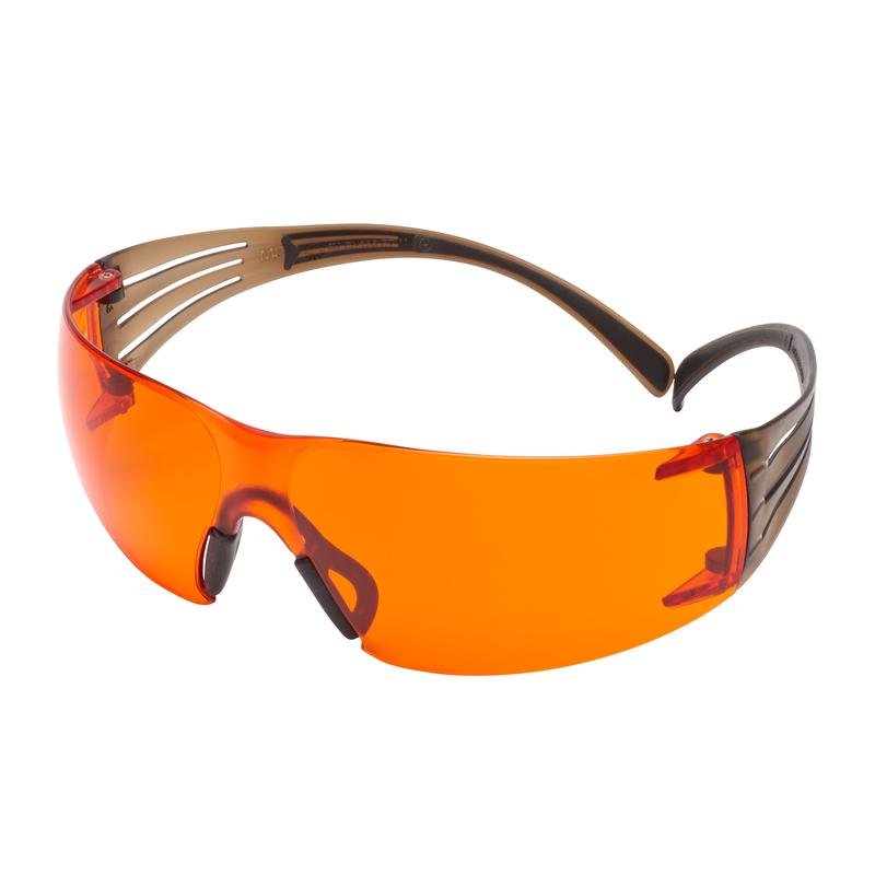 3M™ SecureFit™ 400 sikkerhedsbriller, sorte/brune stænger, Scotchgard™ antidug/anti-ridsebelægning (K&N), orange linse, SF406SGAF-BLA-EU | Pakke (1 stk)