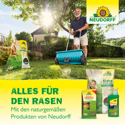 Ein Mann schiebt einen Rasenlüfter auf grünem Gras in einem sonnigen Garten. Im Vordergrund ist der Bentonit SandbodenVerbesserer von Neudorff Shop zu sehen. Das Neudorff-Logo und der deutsche Text erscheinen am unteren Rand des Bildes.