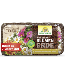 Gezeigt wird eine Packung Neudorff Shop Kokohum BlumenErde, die sich auf 7 Liter ausdehnt und ideal für Blumen ist. Die deutsche Verpackung zeigt farbenfrohe Blüten, Produktdetails und hebt den natürlichen Kokosfaserngehalt hervor.