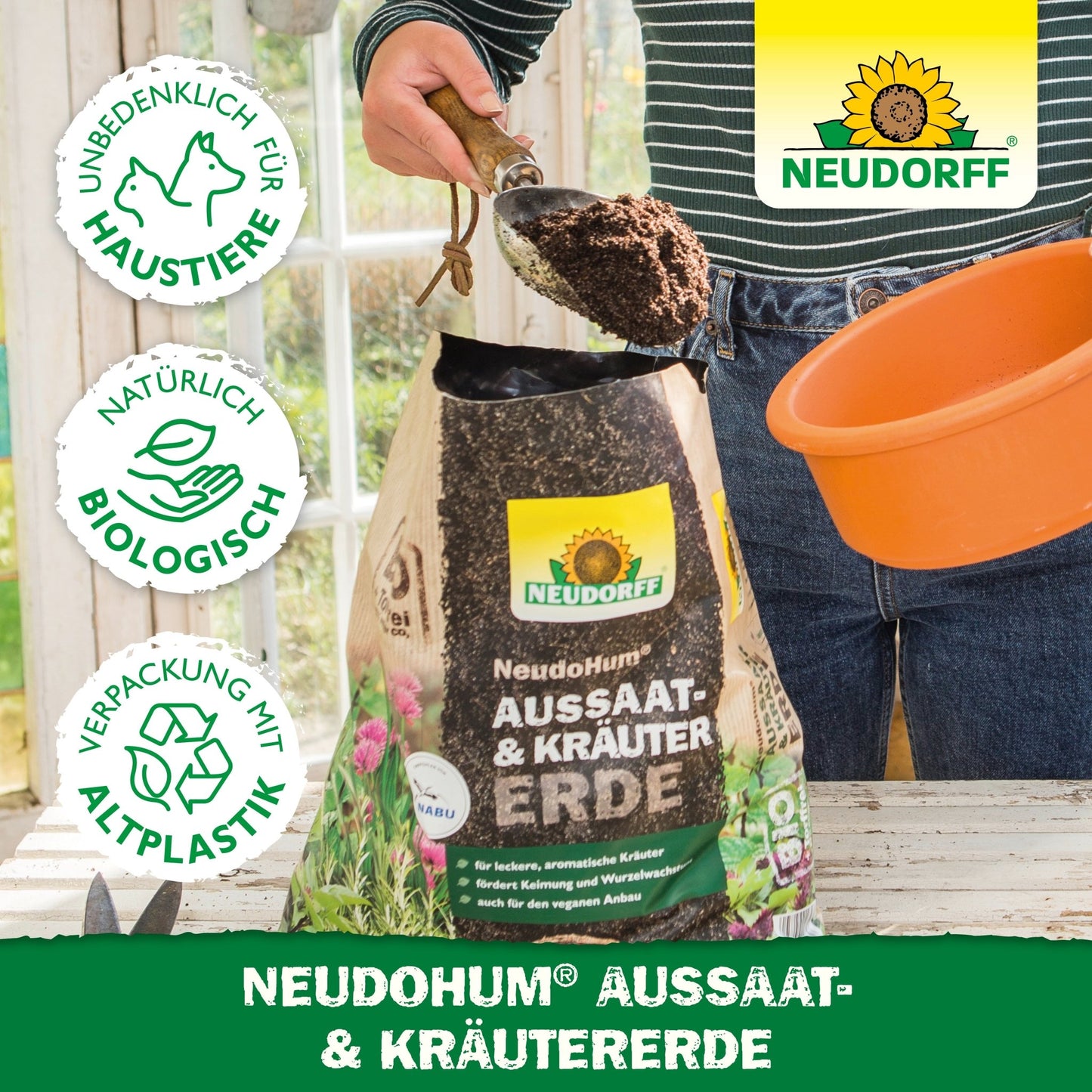 En person fylder en orange potte med NeudoHum Så- & Krydderurtejord fra Neudorff Shop - en biologisk, kæledyrsvenlig så- og krydderurtejord i bioplastemballage, ideel til middelhavskrydderurter.
