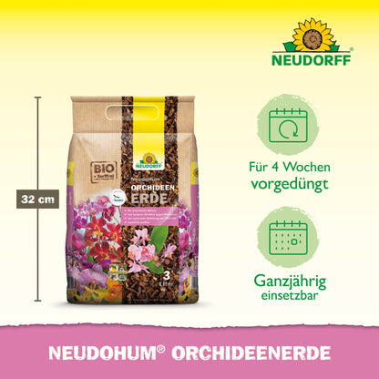 Ein 3-Liter-Beutel NeudoHum OrchideenErde aus dem Neudorff Shop steht aufrecht neben einer 32 cm hohen Skala, auf der 4 Wochen Vorbefruchtung und ganzjährige Verwendung vermerkt sind. Der Hintergrund ist in Gelb- und Rosatönen gehalten.