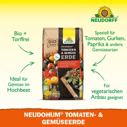 En sæk NeudoHum Tomat- & Grøntsagsjord fra Neudorff Shop vises med friske tomater og sommergrøntsager. Den tørvefri jord er velegnet til højbede og leverer næringsstoffer til den vegetariske dyrkning.
