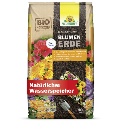 Ein 40-Liter-Beutel NeudoHum BlumenErde von Neudorff Shop mit Blumenmotiven, einer Kelle und Etiketten, die die Bioqualität und die natürliche Wasserspeicherung hervorheben - perfekt für Gartenpflanzen und hochwertiges Pflanzsubstrat.