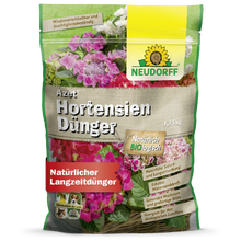 En 1,75 kg sæk Neudorff Shop Azet HortensienGødning, en naturlig gødning til havehortensiaer, med en emballage med lyserøde og hvide blomster og tysk tekst.