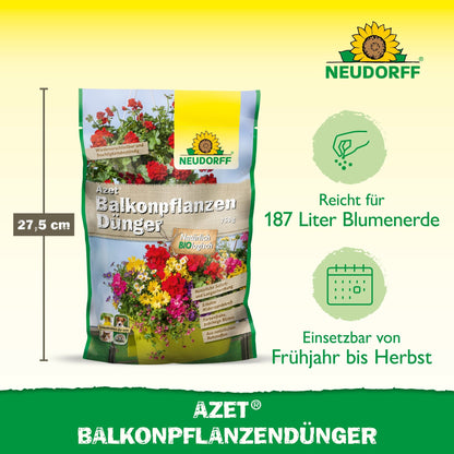 En pose med Neudorff Shop Azet BalkonpflanzenGødning står oprejst. Emballagen viser sommerblomster og detaljer: 27,5 cm højde, egnet til 187 L jord i altankasser, effektiv fra forår til efterår.