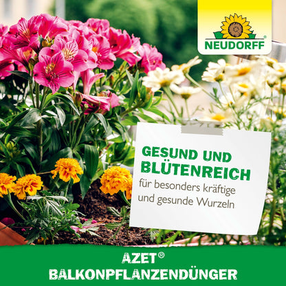Rosa og gule sommerblomster blomstrer i altankasser med et skilt: "Sund og Blomsterig for særligt kraftige og sunde rødder". Logoerne fra Neudorff Shop Azet BalkonpflanzenGødning og organisk fuldgødning er synlige.