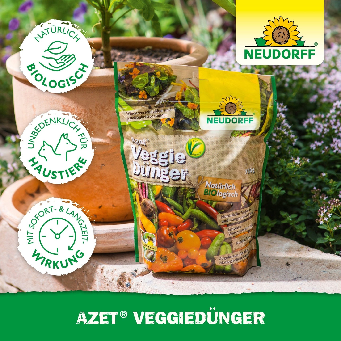 En pose Neudorff Shop Azet VeggieGødning står på en træoverflade udendørs ved siden af en terrakottakrukke med grønne planter. På emballagen er der grøntsagsbilleder og certificeringslogoer.