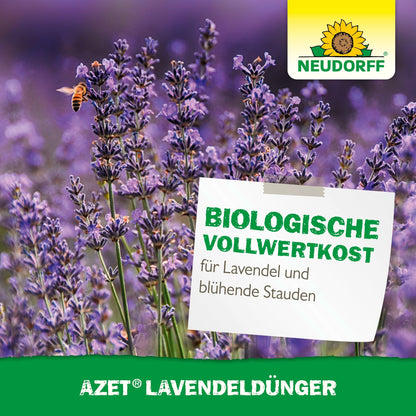 En bi svæver over lilla-blå lavendelblomster, en tørketolerant busk. På et skilt står der: "Bio-Kompletmad til lavendel og blomstrende stauder". Synligt: Neudorff Shop-logo og Azet LavendelGødning.