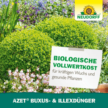 En havescene med frodig buksbom og blomster, plus et skilt fra Neudorff Shop: "Biologisk fuldkost til kraftig vækst og sunde planter. Azet Buxus- & IlexGødning flydende." Ideel til stedsegrønne krukkeplanter.