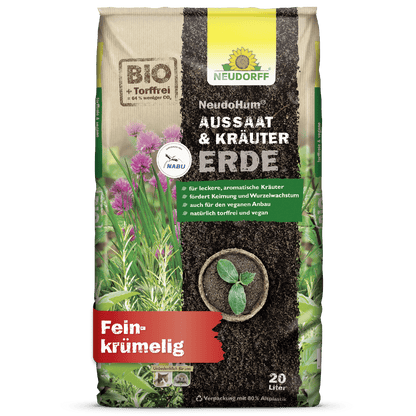 En 20-liters sæk NeudoHum Så- & Krydderurtejord fra Neudorff Shop, en finmuldet jord, der er ideel til middelhavskrydderurter, blomster og grøntsagsdyrkning. Den miljøvenlige emballage viser krydderurter og jord.