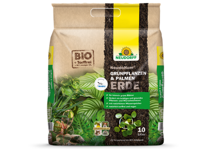 Ein 10-Liter-Sack Neudorff Shop NeudoHum Grünpflanzen- & PalmenErde ist mit deutschen BIO/eco-Etiketten und einem natürlichen Wasserspeicher für gesunde Pflanzen versehen. Die Verpackung zeigt grüne Blätter, Pflanzen und umweltfreundliche Symbole.