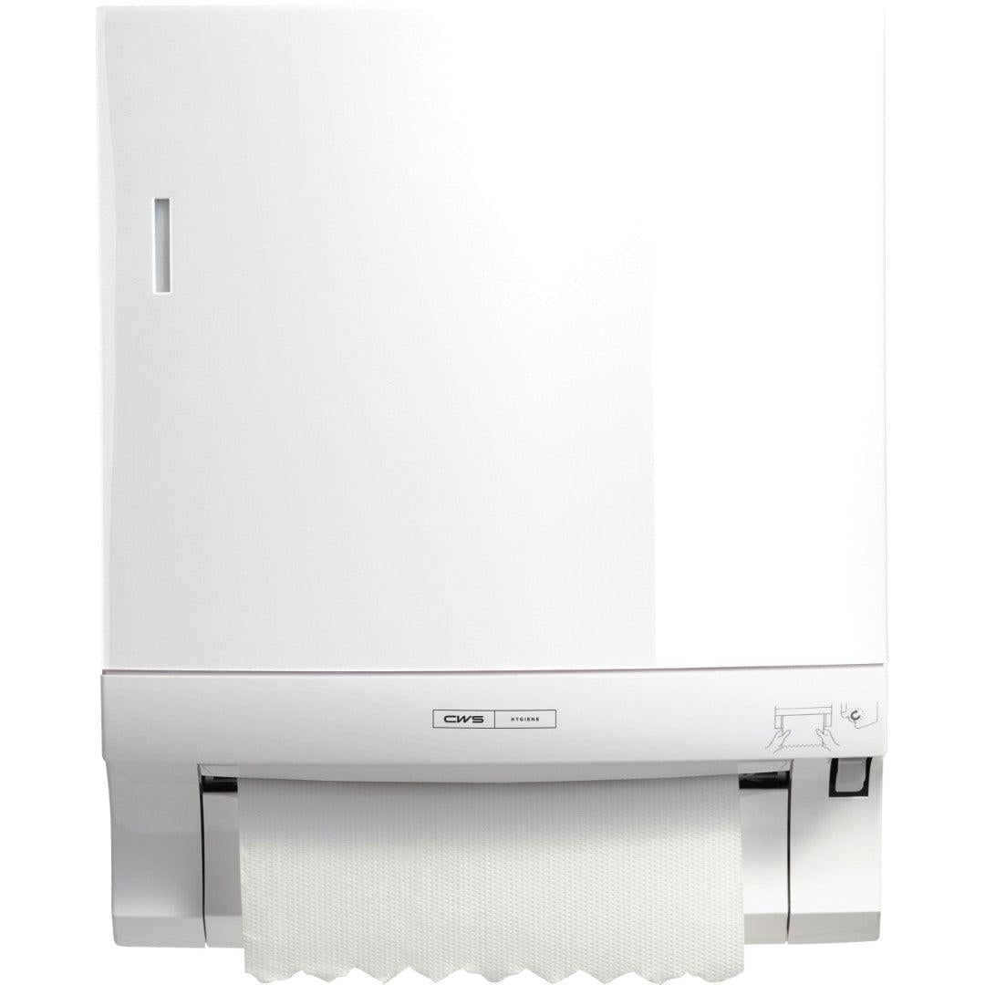 På væggen er en CWS ParadiseLine rullepapirhåndklædedispenser Paperroll (hvid, 1 stk.) monteret. En papirbane hænger ud, det smalle vindue og et ikon nederst til højre står for hygiejnisk håndtørring.