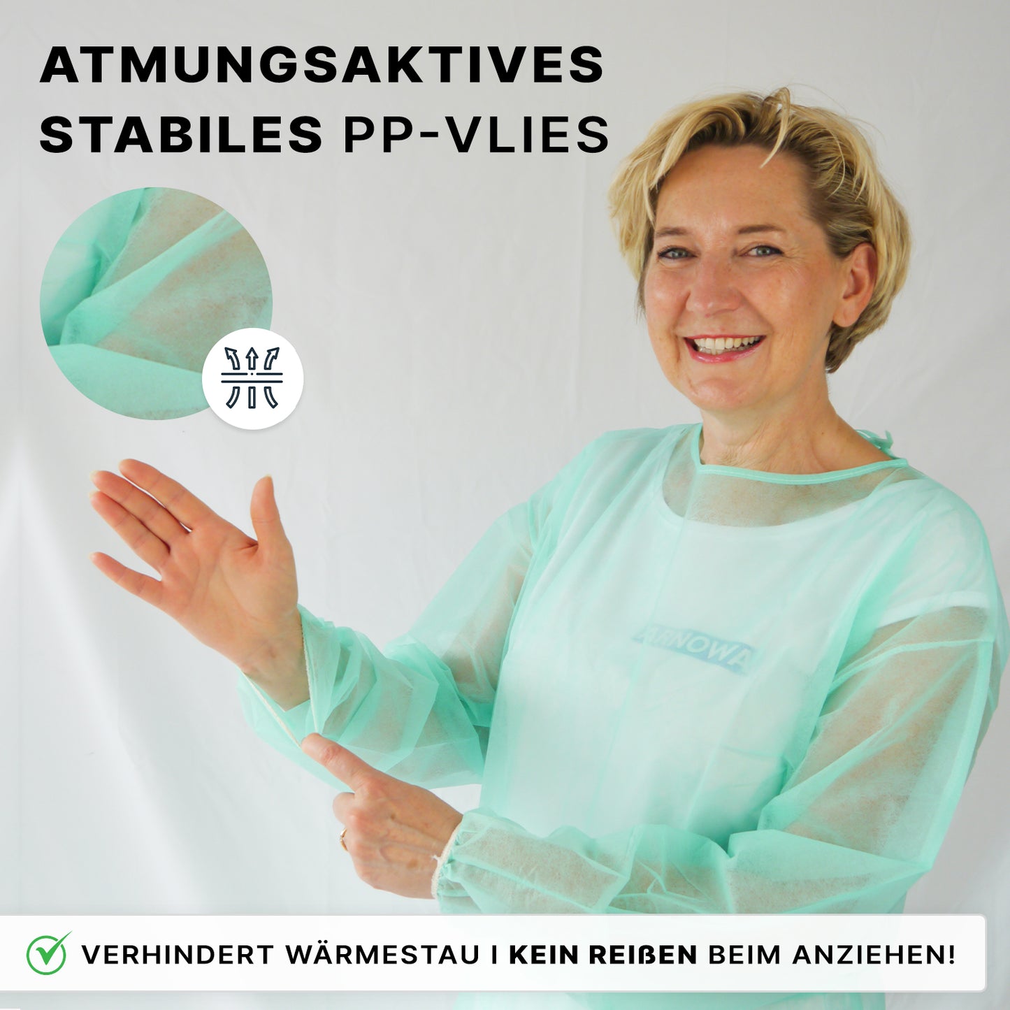 En smilende kvinde bærer den lysegrønne ARNOMED PROTECT PP-BESKYTTELSESKITTEL engangs beskyttelseskittel af PP-fleece fra ARNOWA GmbH. En indsats fremhæver det åndbare, slidstærke materiale. En tekst på tysk forklarer egenskaberne.
