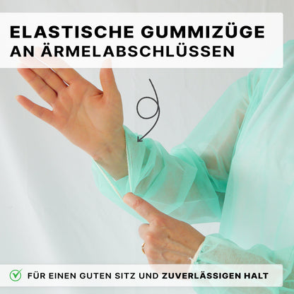 En bruger justerer den elastiske manchet på en ARNOMED PROTECT PP-BESKYTTELSESKITTEL engangs beskyttelseskittel af PP-fleece fra ARNOWA GmbH. Den tyske tekst fremhæver den sikre pasform af de elastiske bånd ved ærmets ende, der er markeret med en pil.