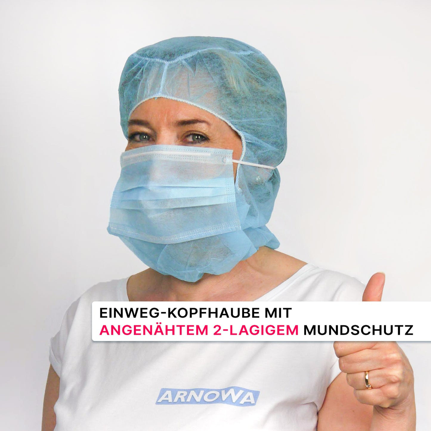 En person, der bærer en blå ARNOMED COVER PP-ASTROHAUBE MED 2-LAGS MUNDBESKYTTELSE fra ARNOWA GmbH, viser tommelfingeren op. Tysk tekst beskriver engangsastrohætten med tolags maske. ARNOWA-logoet er synligt.
