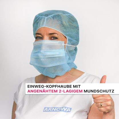 En person, der bærer en blå ARNOMED COVER PP-ASTROHAUBE MED 2-LAGS MUNDBESKYTTELSE fra ARNOWA GmbH, viser tommelfingeren op. Tysk tekst beskriver engangsastrohætten med tolags maske. ARNOWA-logoet er synligt.