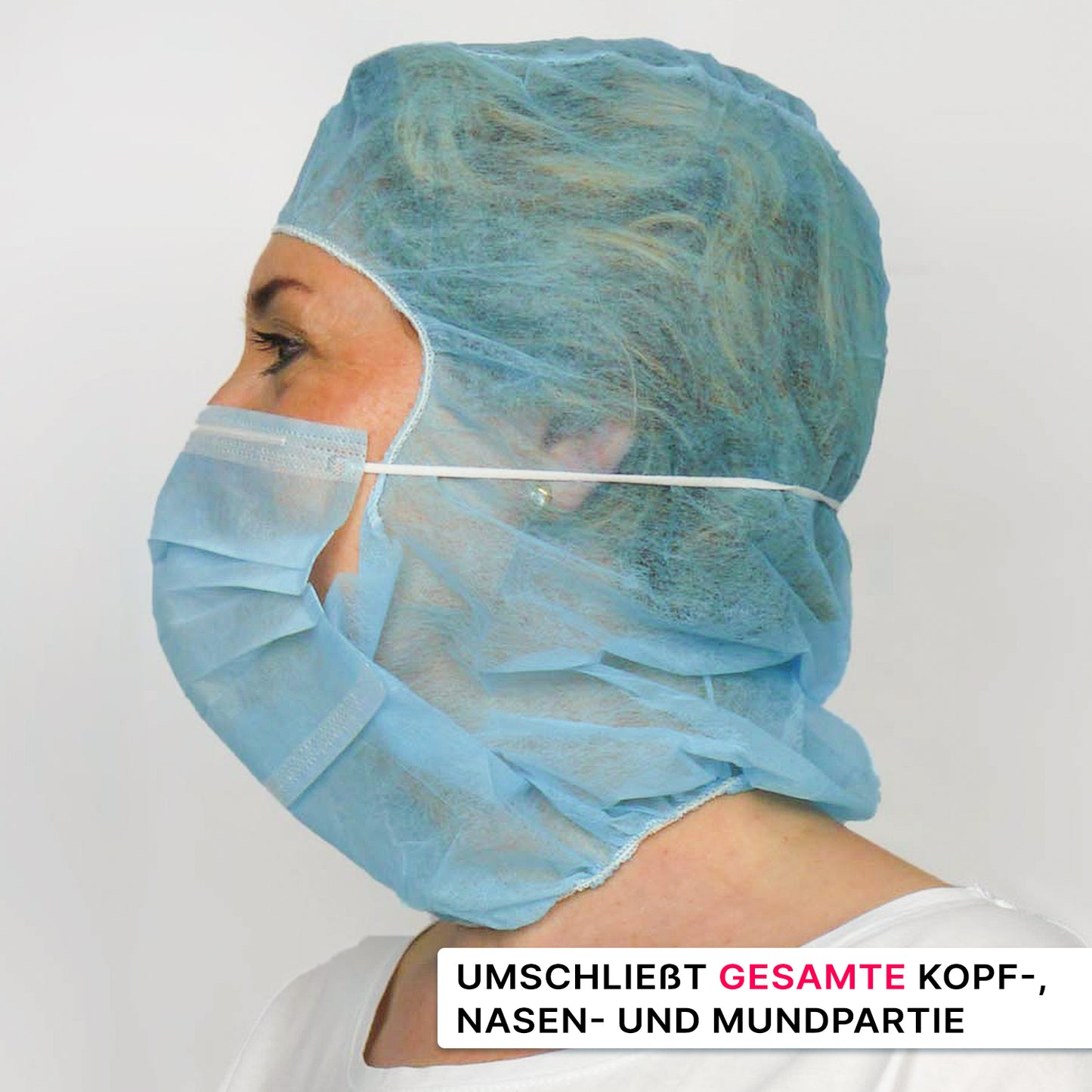 En person bærer ARNOMED COVER PP-ASTROHAUBE MED 2-LAGS MUNDBESKYTTELSE fra ARNOWA GmbH, der dækker deres hoved, næse og mund foran en enkel hvid baggrund. Den tyske tekst vises i nederste højre hjørne.