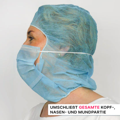 En person bærer ARNOMED COVER PP-ASTROHAUBE MED 2-LAGS MUNDBESKYTTELSE fra ARNOWA GmbH, der dækker deres hoved, næse og mund foran en enkel hvid baggrund. Den tyske tekst vises i nederste højre hjørne.