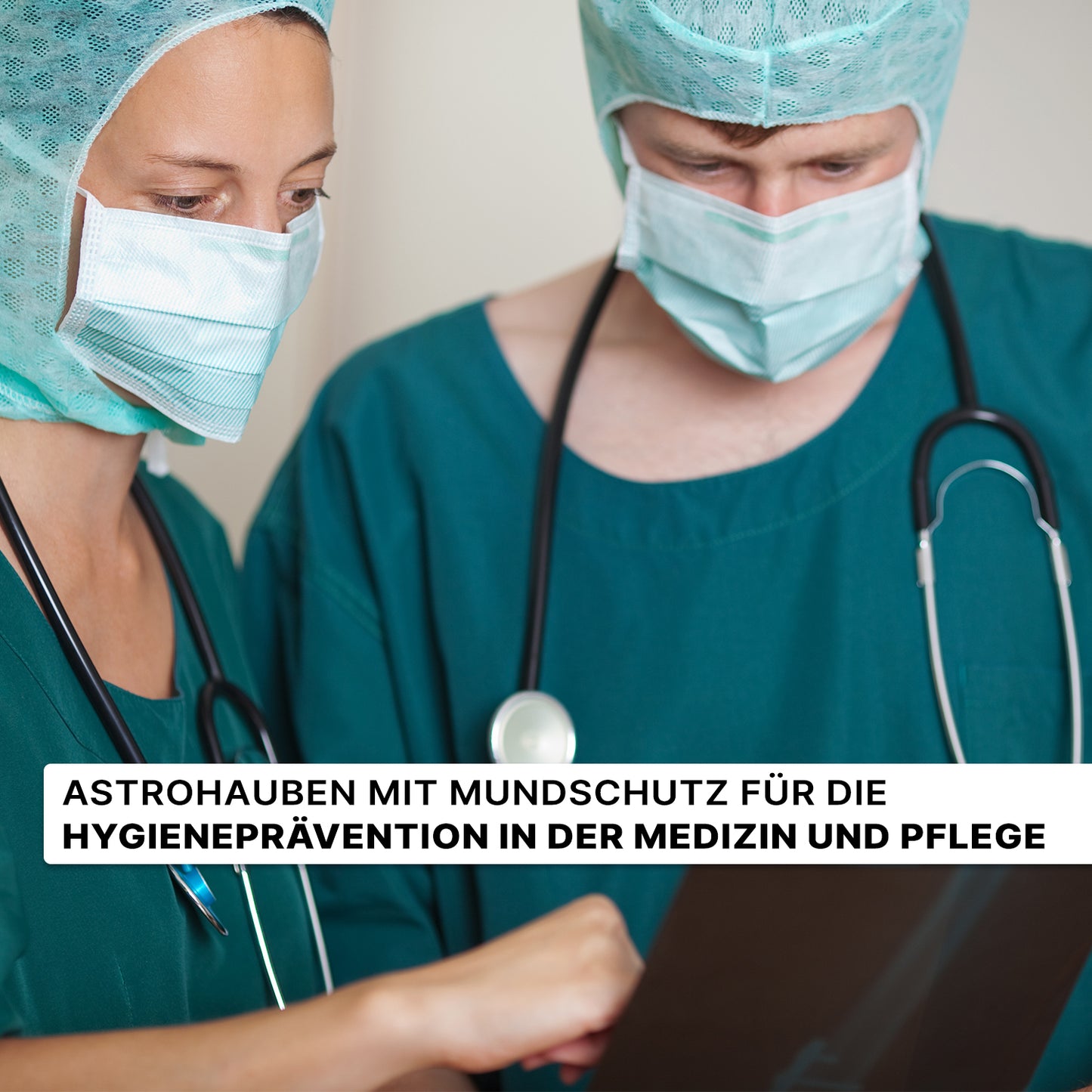 To medicinske fagfolk, der bærer ARNOMED COVER PP-ASTROHAUBE MED 2-LAGS MUNDBESKYTTELSE fra ARNOWA GmbH, kigger sammen på en patientjournal og promoverer hygiejneforebyggelse i medicin og pleje.