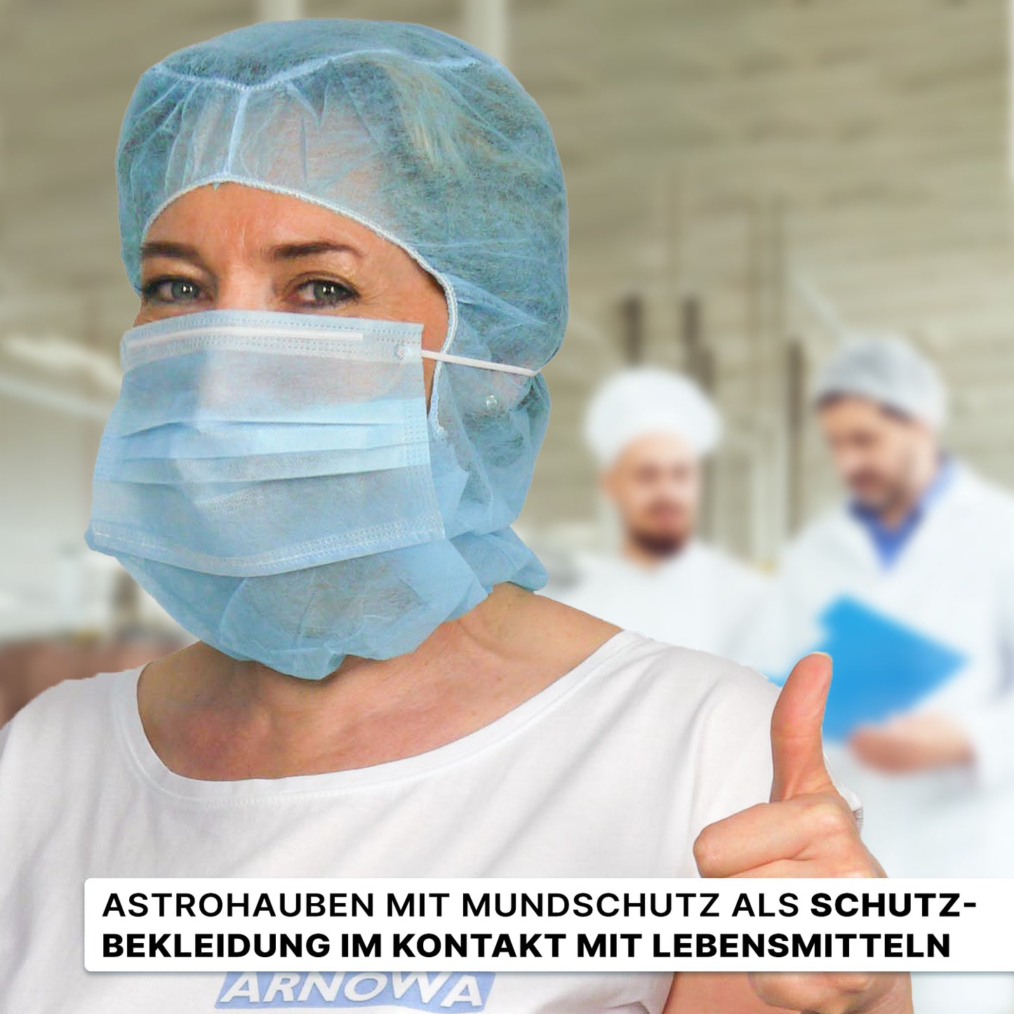 En kvinde i hvid, der bærer ARNOMED COVER PP-ASTROHAUBE MED 2-LAGS MUNDBESKYTTELSE fra ARNOWA GmbH, viser tommelfingeren op; bag hende kan to personer i hvide uniformer ses sløret. Den tyske tekst handler om beskyttelsestøj til kontakt med fødevarer.