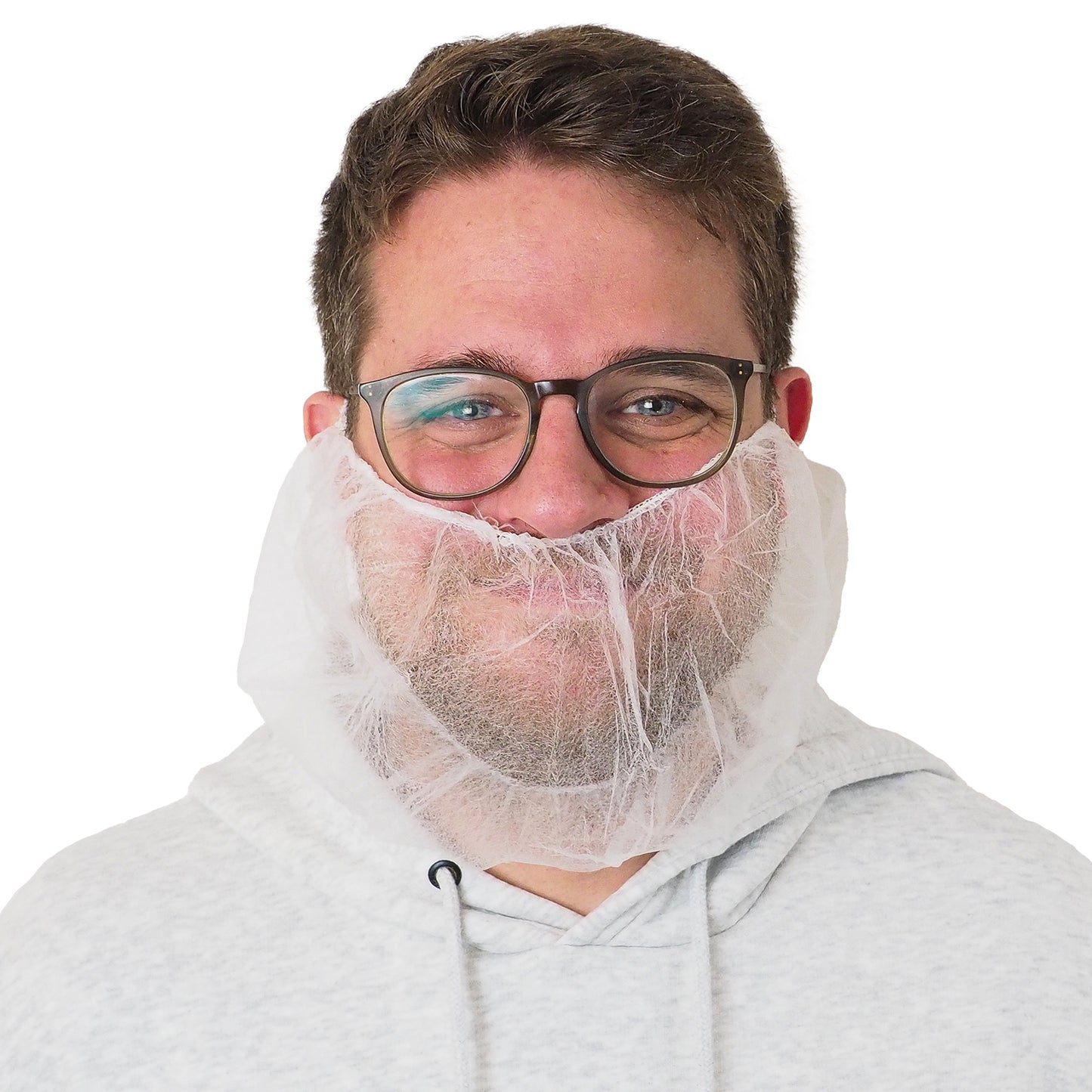 Ein Mann mit Brille und einem hellgrauen Kapuzenpulli trägt einen ARNOMED PP-Bartschutz Weiß, mit Gummizug, Einweg (ARNOWA GmbH) über Mund und Kinn. Der Hintergrund ist einfarbig weiß.