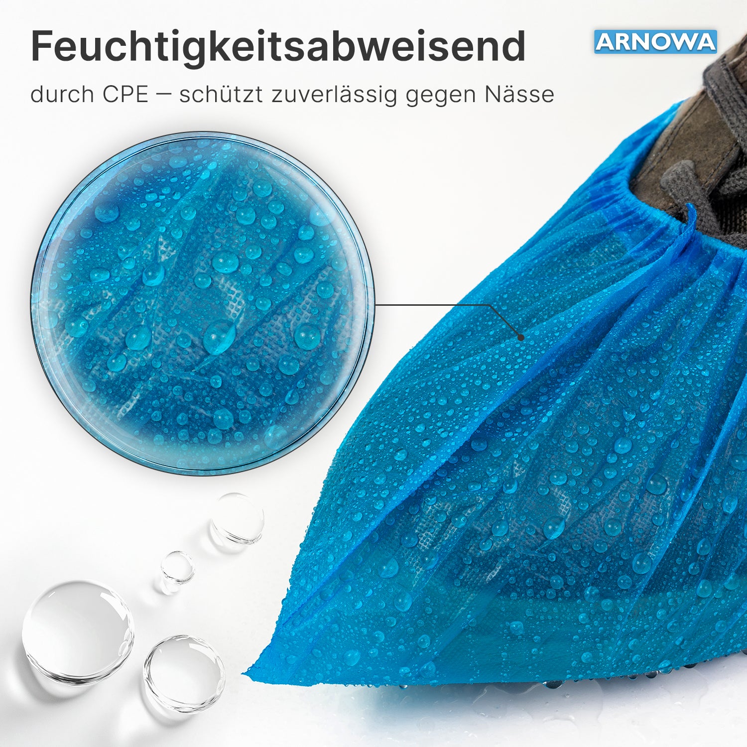 Ein ARNOMED Xtra Strong CPE Schuhüberzieher von ARNOWA GmbH mit Wassertropfen verdeutlicht die zuverlässige Wasserbeständigkeit dieses wasserdichten Einwegprodukts aus CPE. Beutel enthält 100 Stück.