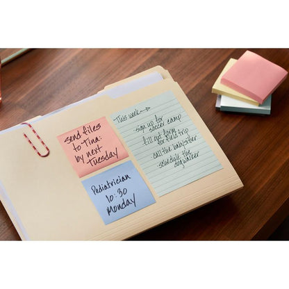 En mappe på et træskrivebord med tre Post-it® genbrugssedler (38mm x 51mm, 100% PEFC, 3M Deutschland GmbH): Send dokumenter til Tina inden næste tirsdag, en børnelægeaftale mandag kl. 10:30 og en ugentlig tjekliste. En bunke noter ligger i nærheden.