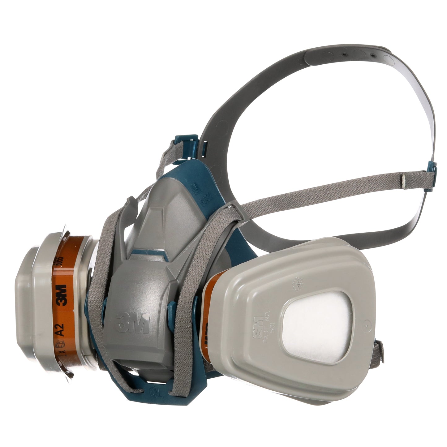 Die 3M™ Quick Latch-Atemschutzmaske 6502QLKIT-1 von 3M Deutschland GmbH mit austauschbaren A2P3-Filtern (1x6502, 2x6055, 2x5935, 2x501) zeigt verstellbare graue Bänder und ein grau-blaues Maskengehäuse mit sichtbarem Logo.