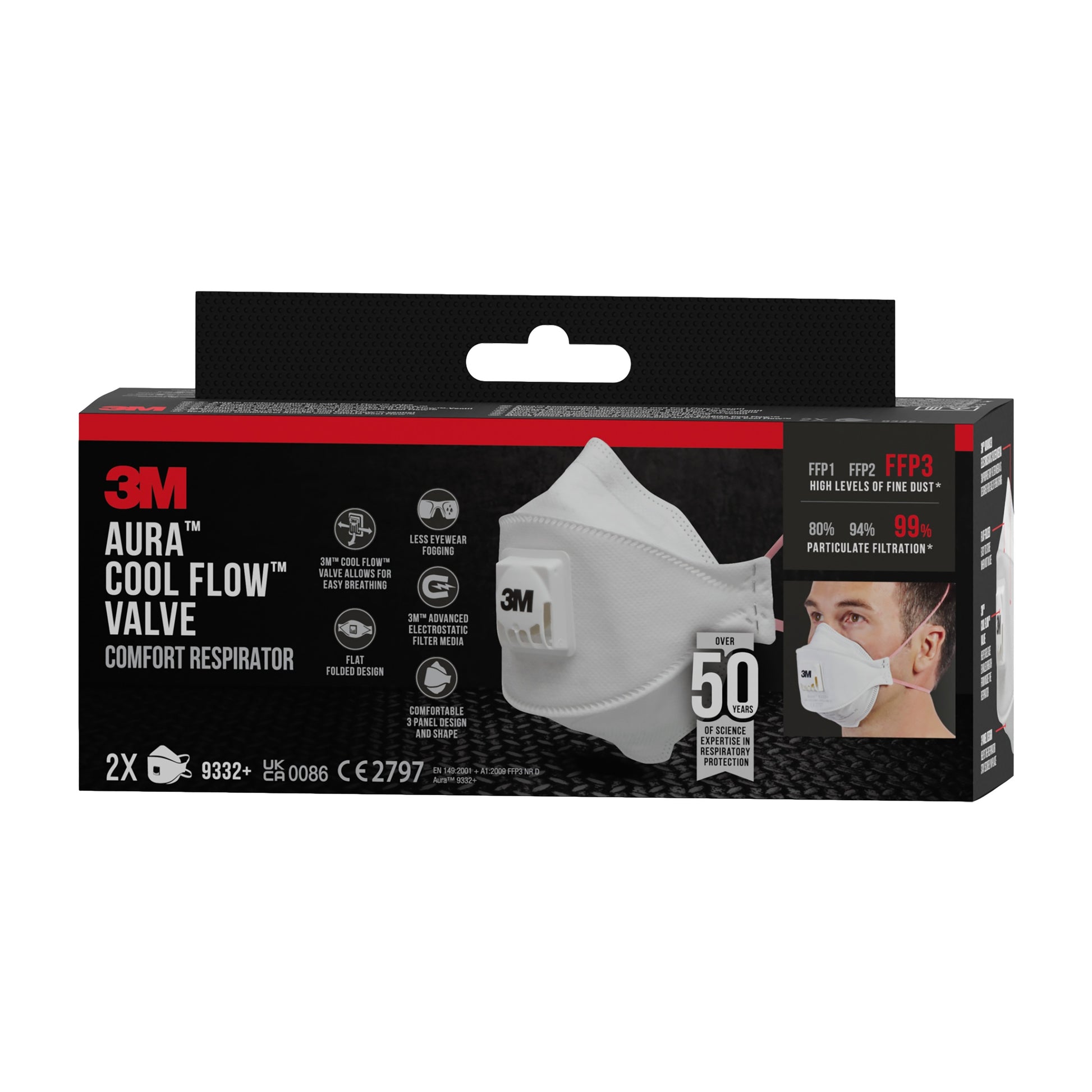 Eine schwarz-rote Schachtel der 3M™ Aura™ Comfort Cool Flow™ Partikelmaske 9332+ FFP3 von 3M Deutschland GmbH zeigt die weiße Maske und einen Benutzer und hebt die FFP3-Filtration, den 50 % geringeren Ausatemwiderstand und 2 Masken pro Packung hervor.