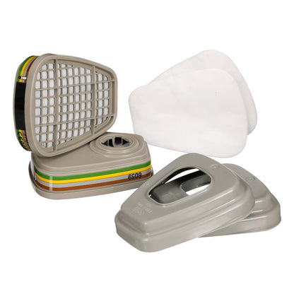 3M™ filtersæt 6004-1 fra 3M Deutschland GmbH indeholder to ABEK1P3 kombinationsfiltre (2x6059), to filtermåtter (2x5935) og to plastdæksler (2x501) på hvid baggrund.