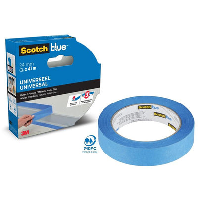 En rulle ScotchBlue™ malertape "Multi-Surface" fra 3M Deutschland GmbH (24 mm x 41 m) vises ved siden af emballagen, der er mærket til universel brug på flere overflader og bærer ScotchBlue- og 3M-branding.