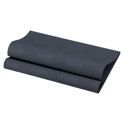 En foldet serviet i mørkegrå med et diskret geometrisk mønster fra Duni GmbH udstråler elegance med sit skinnende udseende.