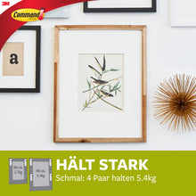 Ein gerahmter botanischer Druck wird mit anderen Rahmen und einem goldenen Starburst dargestellt. Der deutsche Text lautet: "Hält stark. Schmal: 4 Paar halten 5,4 kg." Abgebildet ist die Verpackung von Command™ Bilder-Montage-Strips der 3M Deutschland GmbH.