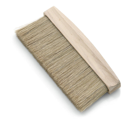 Den Nölle Profi Brush malerpensel-støvrenser (17 cm, lyse børsteblanding, 55 mm) fra Nölle Profi Brush Børste- & Penselteknik e.K. har et bredt træhåndtag og tætte lyse børster - ideel til renoveringsarbejde. Afbildet på hvid baggrund.