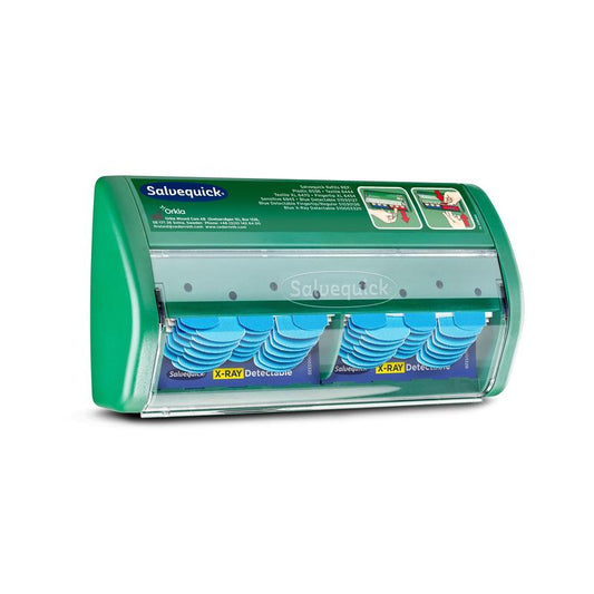 Ein grüner Salvequick röntgendetektierbarer Pflasterspender von Orkla Wound Care AB, der 2x30 Gipsnachfüllungen enthält, ist auf weißem Hintergrund angebracht, wobei die Gebrauchsanweisung oben rechts auf dem Spender aufgedruckt ist.