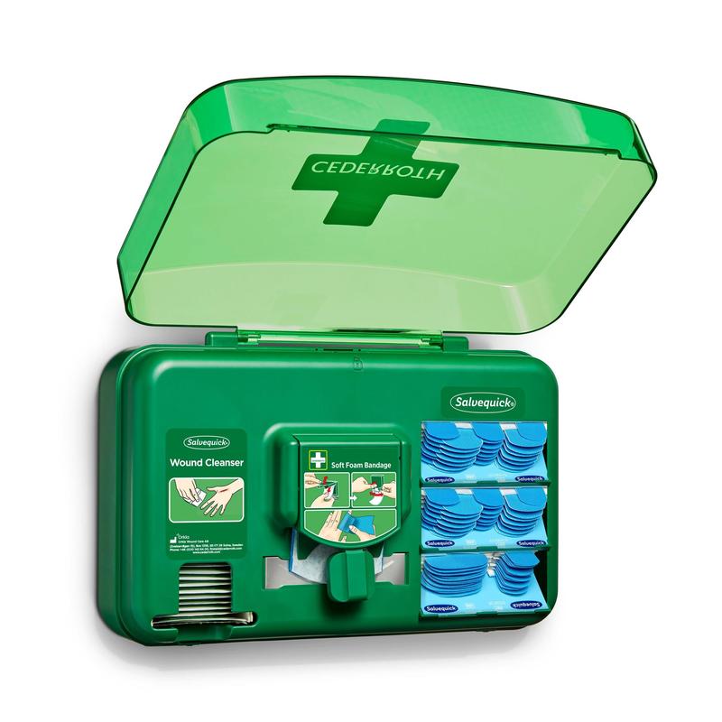 En blå sårplejedispenser fra Orkla Wound Care AB er åben og giver udsigt til sårrensepakker, plaster og en rulle bløde skumbind, der er arrangeret i individuelle rum.