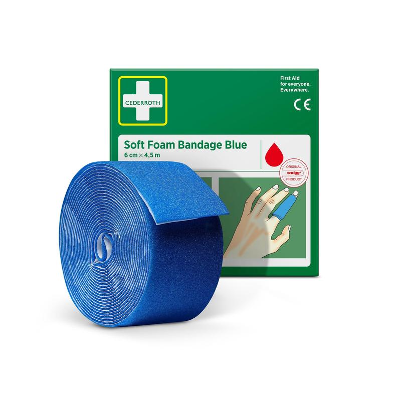 Eine Rolle Cederroth Weichschaumbinde blau 6 cm x 4,5 m ist vor der grün-weißen Verpackung der Orkla Wound Care AB abgebildet, auf der die Binde um einen Finger gewickelt ist.