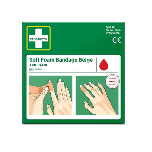 En grøn æske med påskriften »Cederroth soft foam binde beige 3x450 cm | Pakke (1 stk.)« fra Orkla Wound Care AB, med en vejledning til fingerbandage, et rødt dråbesymbol og teksten: »Førstehjælp til alle. Overalt.«
