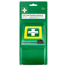 Der Orkla Wound Care AB Cederroth Soft Foam Verbandsspender blau (1 Stück) kommt in seiner Verpackung mit einem weißen Kreuz auf grüner, klarer Beschriftung und enthält eine Rolle blauer, selbsthaftender Verbände zur Erstversorgung von Verletzungen.
