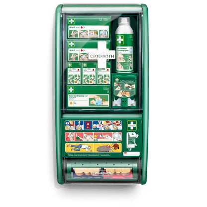 Cederroth førstehjælpsstation fra Orkla Wound Care AB er en grøn, vægmonteret førstehjælpsstation, der er udstyret med forbindinger, brandskadegel, sprayflaske, sårvask, bløde skumforbindinger og en illustreret vejledning.