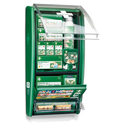 Cederroth førstehjælpsstation fra Orkla Wound Care AB er en grøn, vægmonteret førstehjælpskasse med et gennemsigtigt, åbent låg, der indeholder bandager, brandskadegel, vejledninger og opløsninger i mærkede rum. (1 pakke/karton).