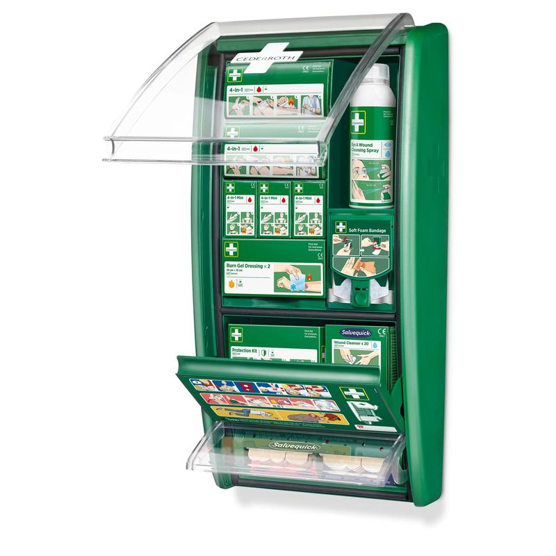 Cederroth førstehjælpsstation fra Orkla Wound Care AB er en grøn vægkasse med gennemsigtigt låg og ordnede, mærkede rum med førstehjælpsmaterialer samt en illustreret vejledning på forsiden. Leveres som 1 pakke (karton).