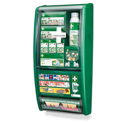 Cederroth førstehjælpsstation fra Orkla Wound Care AB er et grønt, vægmonteret førstehjælpssæt, der leveres i en pakke med forbindingspakker, sårrens, brandskadegel-forbindinger, blød skum og klæbebandager samt en illustreret vejledning på forsiden.