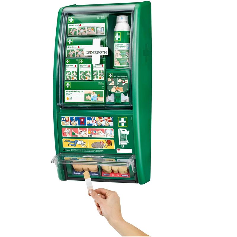 Cederroth førstehjælpsstation fra Orkla Wound Care AB er en grøn, vægmonteret førstehjælpskasse med mærkede rum og instruktive billeder. En hånd er afbildet, der trækker et plaster fra det nederste rum. (1 pakke/karton).