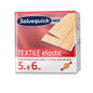 Det Salvequick Textilplaster 6 cm x 5 m (1 stk) fra Orkla Wound Care AB tilbyder en elastisk, fleksibel sårpleje - ideel til albuer, knæ og led.