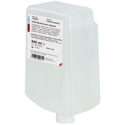 En hvid 500 ml plastdispenser fra CWS, mærket med produktinformationer for CWS sæbecreme BestCream Neutral. Designet til følsom hud, har flasken en bunddyse.